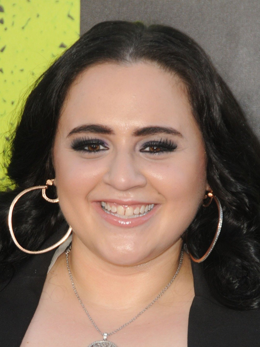 How tall is Nikki Blonsky?